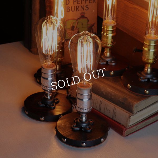 【銀】スチームパンクミニテーブルライト｜インダストリアル鋲付き卓上照明LEVITONソケット