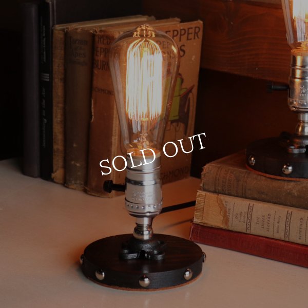 【銀】スチームパンクミニテーブルライト｜インダストリアル鋲付き卓上照明LEVITONソケット