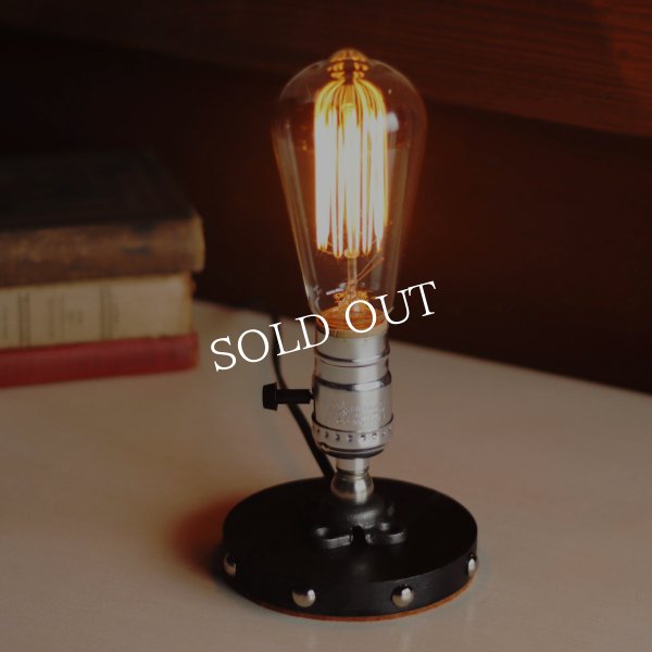 【銀】スチームパンクミニテーブルライト｜インダストリアル鋲付き卓上照明LEVITONソケット