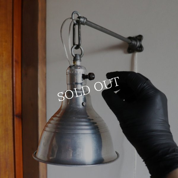 >USAヴィンテージインダストリアルブラケットライト｜アルミ製山型シェード&チェーンリング付き壁掛け照明