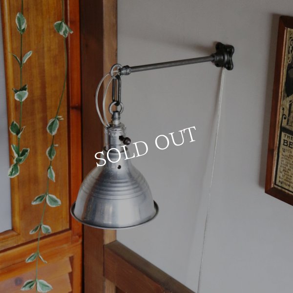 >USAヴィンテージインダストリアルブラケットライト｜アルミ製山型シェード&チェーンリング付き壁掛け照明