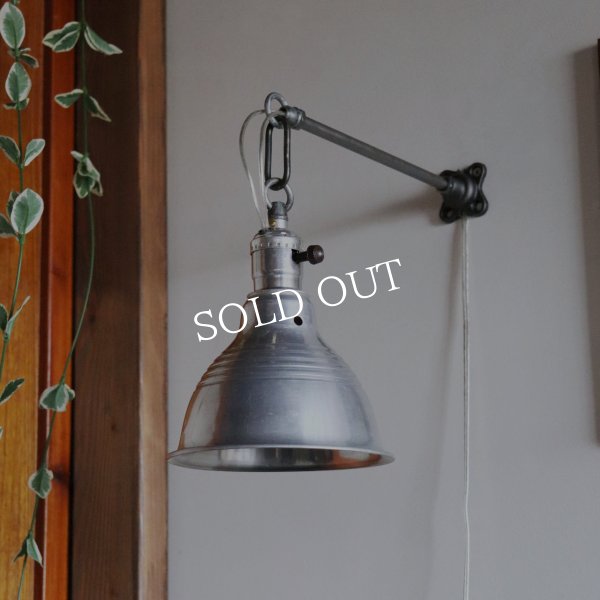 >USAヴィンテージインダストリアルブラケットライト｜アルミ製山型シェード&チェーンリング付き壁掛け照明
