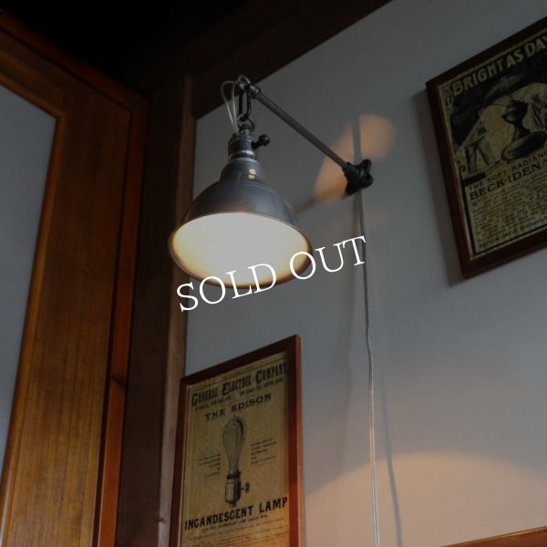 >USAヴィンテージインダストリアルブラケットライト｜アルミ製山型シェード&チェーンリング付き壁掛け照明