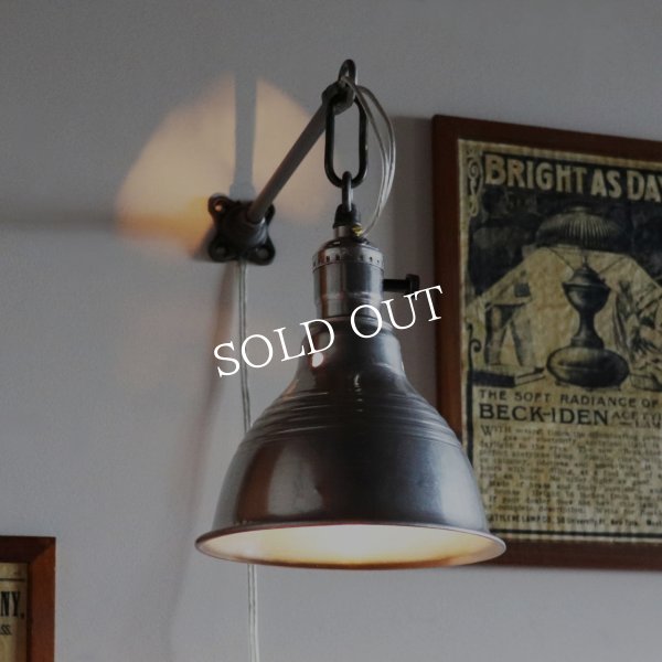 >USAヴィンテージインダストリアルブラケットライト｜アルミ製山型シェード&チェーンリング付き壁掛け照明