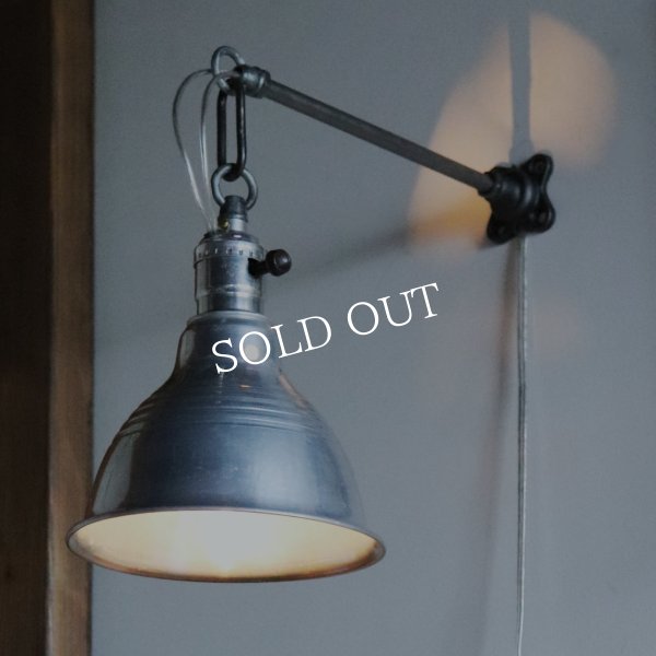 >USAヴィンテージインダストリアルブラケットライト｜アルミ製山型シェード&チェーンリング付き壁掛け照明