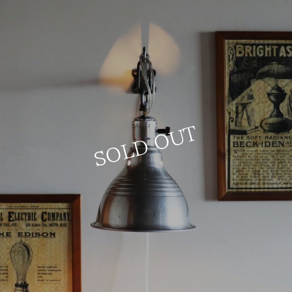 >USAヴィンテージインダストリアルブラケットライト｜アルミ製山型シェード&チェーンリング付き壁掛け照明