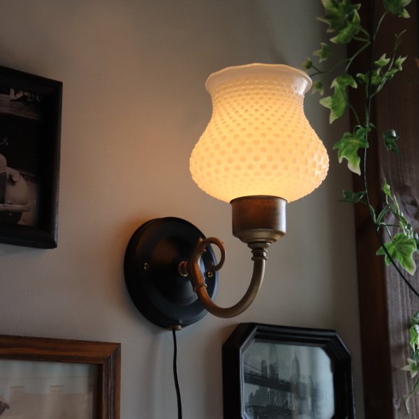 USAヴィンテージホブネイルシェードミニブラケットライト壁掛け照明｜ミッドセンチュリー・ミルクガラスウォールランプ