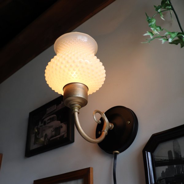 USAヴィンテージホブネイルシェードミニブラケットライト壁掛け照明｜ミッドセンチュリー・ミルクガラスウォールランプ