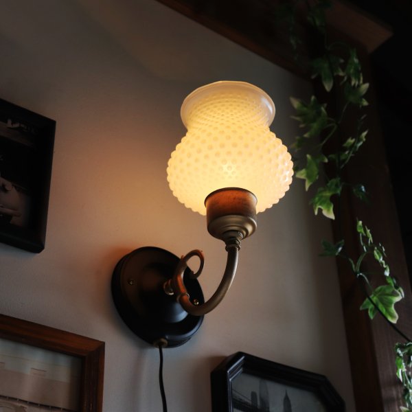 USAヴィンテージホブネイルシェードミニブラケットライト壁掛け照明｜ミッドセンチュリー・ミルクガラスウォールランプ