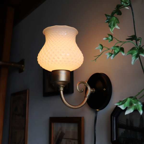 USAヴィンテージホブネイルシェードミニブラケットライト壁掛け照明｜ミッドセンチュリー・ミルクガラスウォールランプ