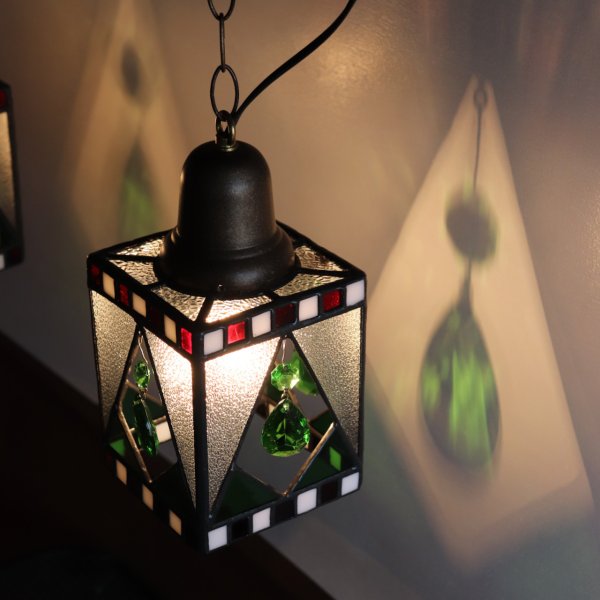 クリスマスカラー&ヴィンテージプリズムのステンドグラスペンダントライト｜天井吊り下げ照明