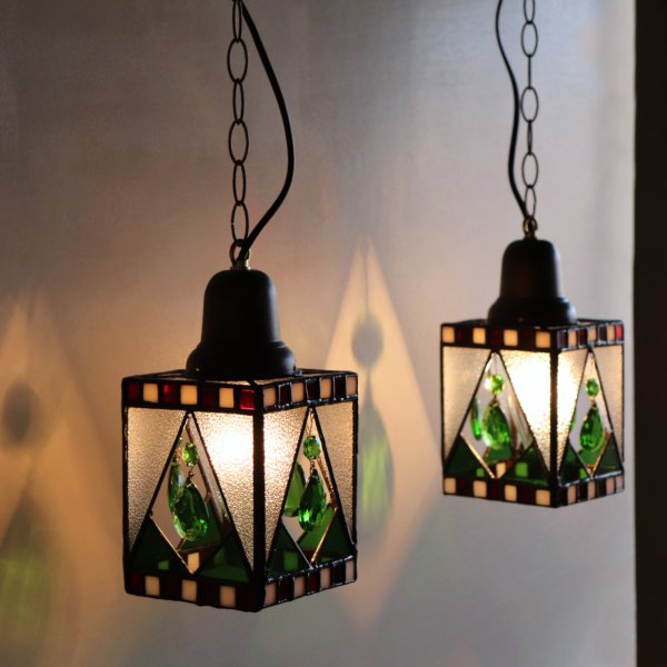 クリスマスカラー&ヴィンテージプリズムのステンドグラスペンダントライト｜天井吊り下げ照明
