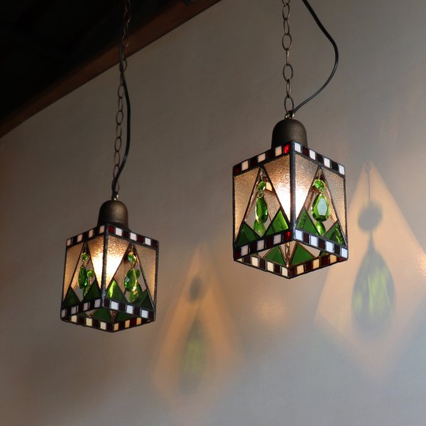 クリスマスカラー&ヴィンテージプリズムのステンドグラスペンダントライト｜天井吊り下げ照明
