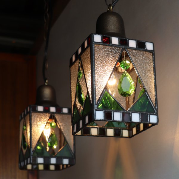 クリスマスカラー&ヴィンテージプリズムのステンドグラスペンダントライト｜天井吊り下げ照明