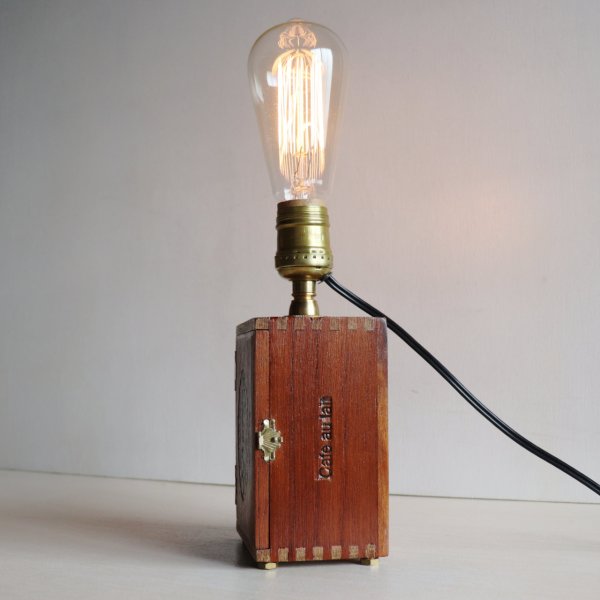 コレクティブルシガーボックスミニテーブルライト卓上照明｜葉巻煙草ウッドボックス・木箱型ランプ