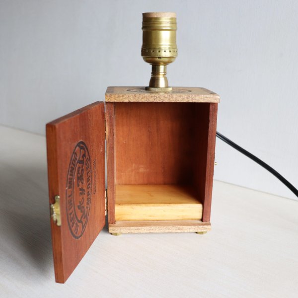 コレクティブルシガーボックスミニテーブルライト卓上照明｜葉巻煙草ウッドボックス・木箱型ランプ