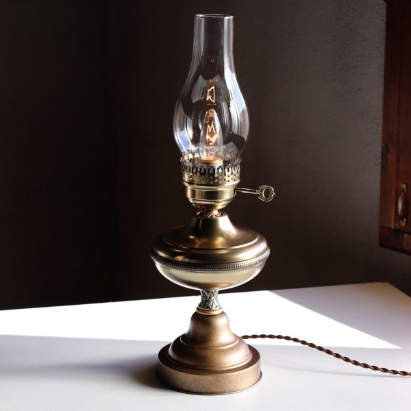 USAヴィンテージオイルランプスタイルテーブルライト｜アンティークゴールド・ガラスチムニーハリケーン卓上照明