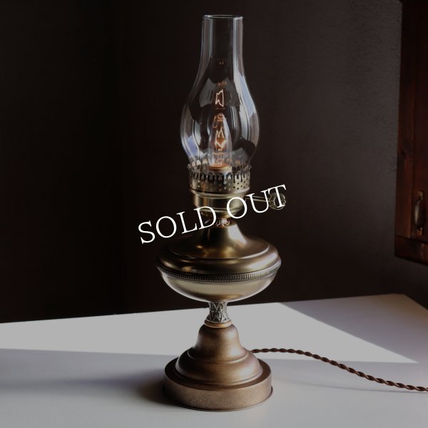 USAヴィンテージオイルランプスタイルテーブルライト｜アンティークゴールド・ガラスチムニーハリケーン卓上照明