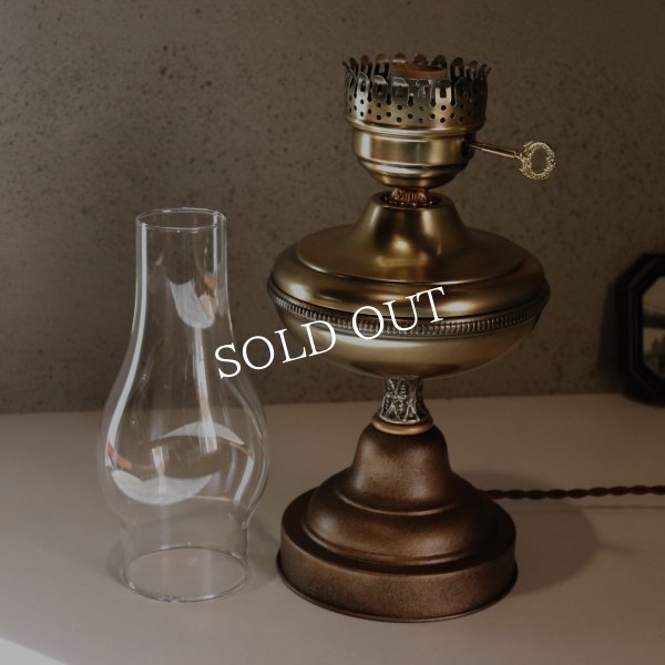 USAヴィンテージオイルランプスタイルテーブルライト｜アンティークゴールド・ガラスチムニーハリケーン卓上照明