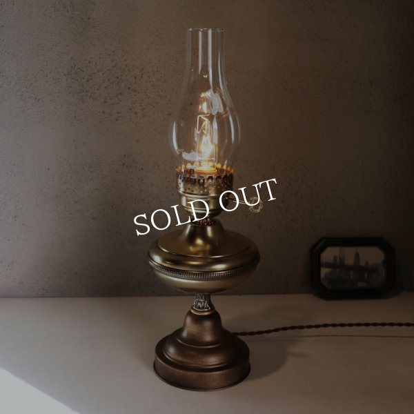 USAヴィンテージオイルランプスタイルテーブルライト｜アンティークゴールド・ガラスチムニーハリケーン卓上照明