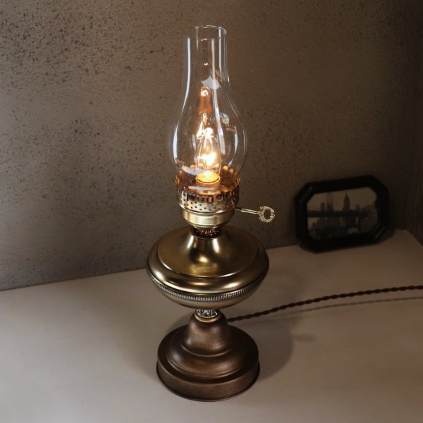 USAヴィンテージオイルランプスタイルテーブルライト｜アンティークゴールド・ガラスチムニーハリケーン卓上照明