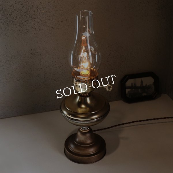 USAヴィンテージオイルランプスタイルテーブルライト｜アンティークゴールド・ガラスチムニーハリケーン卓上照明