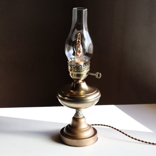 USAヴィンテージオイルランプスタイルテーブルライト｜アンティークゴールド・ガラスチムニーハリケーン卓上照明