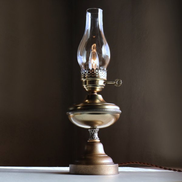 USAヴィンテージオイルランプスタイルテーブルライト｜アンティークゴールド・ガラスチムニーハリケーン卓上照明