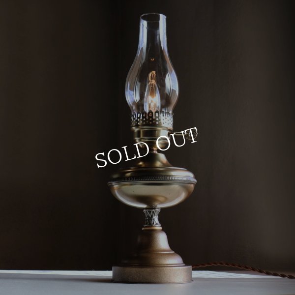 USAヴィンテージオイルランプスタイルテーブルライト｜アンティークゴールド・ガラスチムニーハリケーン卓上照明