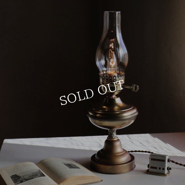 USAヴィンテージオイルランプスタイルテーブルライト｜アンティークゴールド・ガラスチムニーハリケーン卓上照明