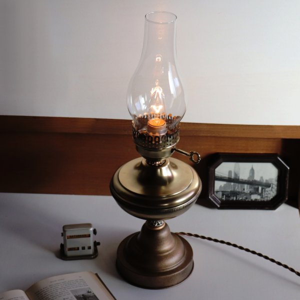 USAヴィンテージオイルランプスタイルテーブルライト｜アンティークゴールド・ガラスチムニーハリケーン卓上照明
