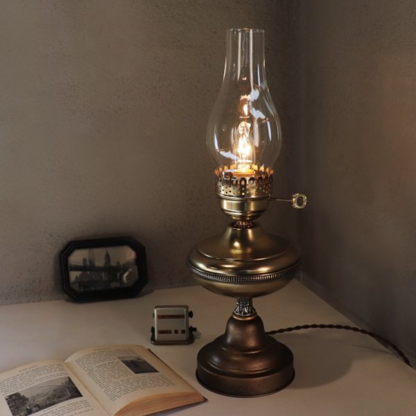 USAヴィンテージオイルランプスタイルテーブルライト｜アンティークゴールド・ガラスチムニーハリケーン卓上照明