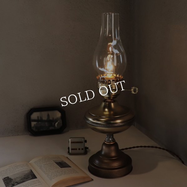 USAヴィンテージオイルランプスタイルテーブルライト｜アンティークゴールド・ガラスチムニーハリケーン卓上照明