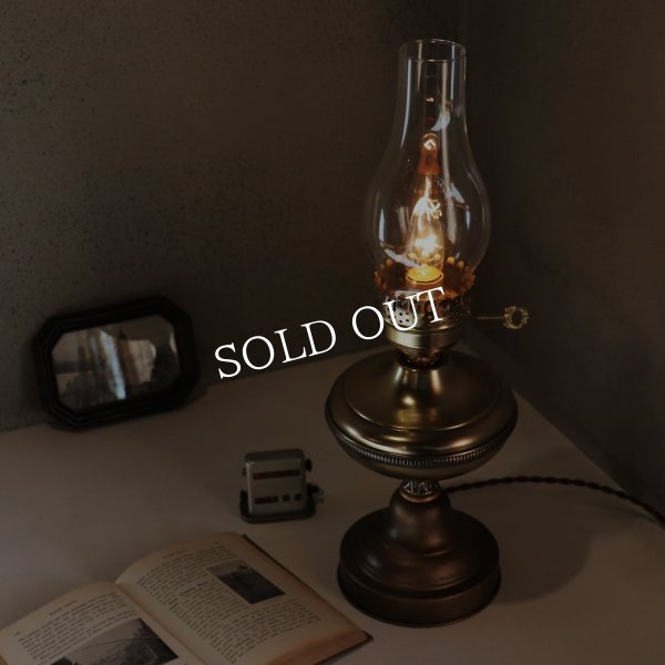 USAヴィンテージオイルランプスタイルテーブルライト｜アンティークゴールド・ガラスチムニーハリケーン卓上照明