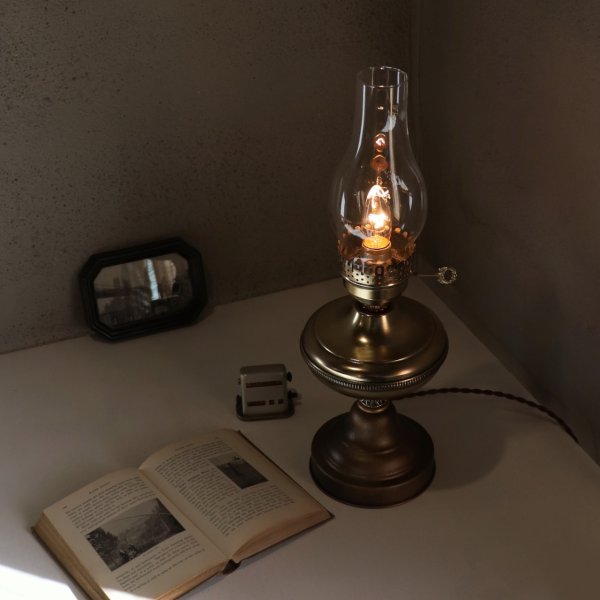 USAヴィンテージオイルランプスタイルテーブルライト｜アンティークゴールド・ガラスチムニーハリケーン卓上照明