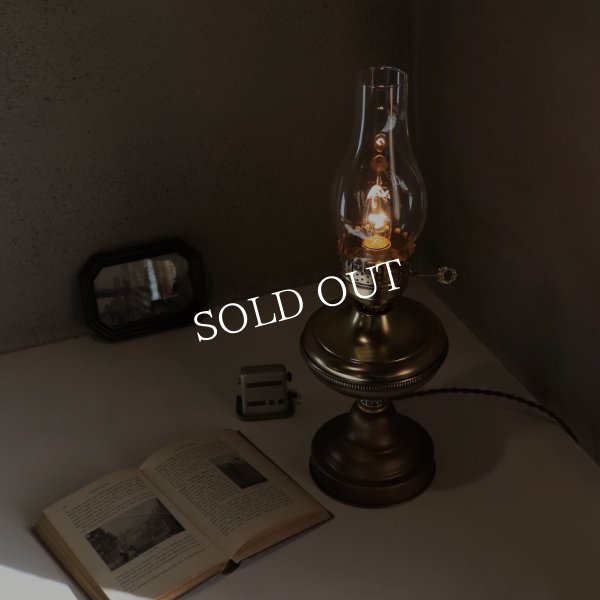 USAヴィンテージオイルランプスタイルテーブルライト｜アンティークゴールド・ガラスチムニーハリケーン卓上照明