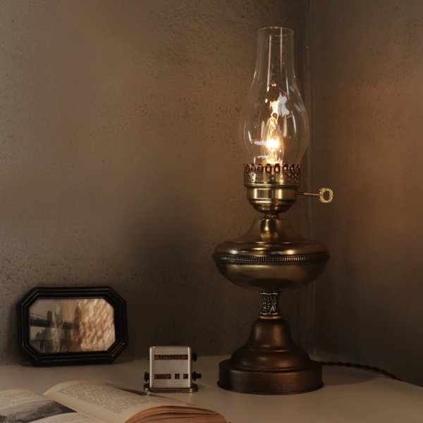 USAヴィンテージオイルランプスタイルテーブルライト｜アンティークゴールド・ガラスチムニーハリケーン卓上照明