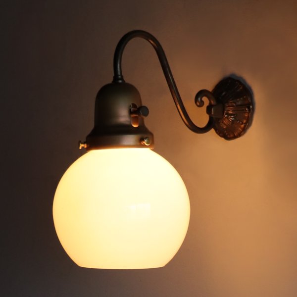 ヴィンテージミルクガラスブラケットライト｜コロニアル壁付け照明・真鍮古美仕上げ