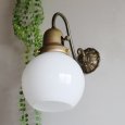 ヴィンテージミルクガラスブラケットライト｜コロニアル壁付け照明・真鍮古美仕上げ