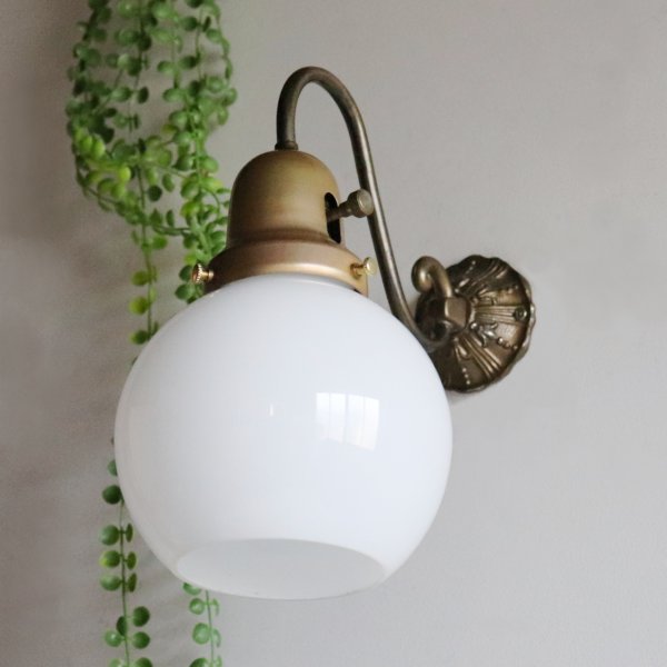 ヴィンテージミルクガラスブラケットライト｜コロニアル壁付け照明・真鍮古美仕上げ
