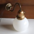 ヴィンテージミルクガラスブラケットライト｜コロニアル壁付け照明・真鍮古美仕上げ