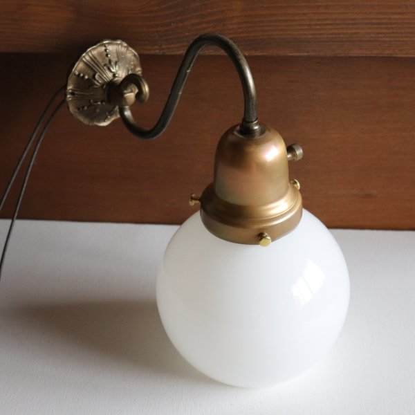 ヴィンテージミルクガラスブラケットライト｜コロニアル壁付け照明・真鍮古美仕上げ