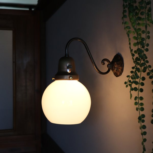 ヴィンテージミルクガラスブラケットライト｜コロニアル壁付け照明・真鍮古美仕上げ