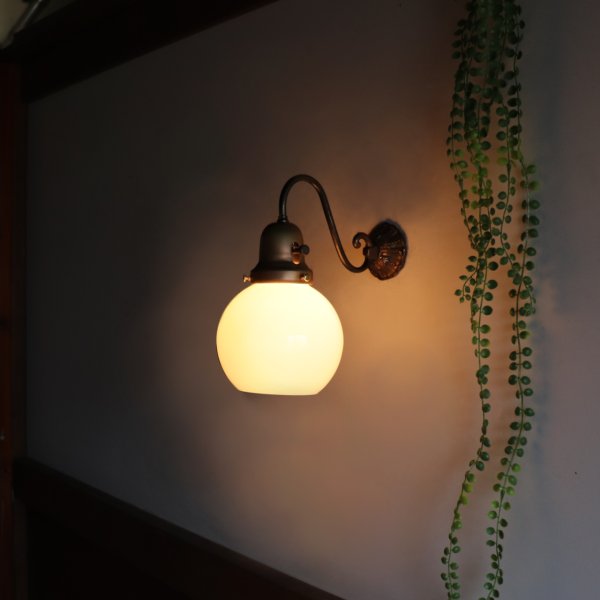 ヴィンテージミルクガラスブラケットライト｜コロニアル壁付け照明・真鍮古美仕上げ