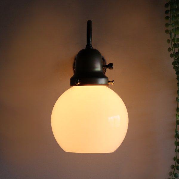 ヴィンテージミルクガラスブラケットライト｜コロニアル壁付け照明・真鍮古美仕上げ