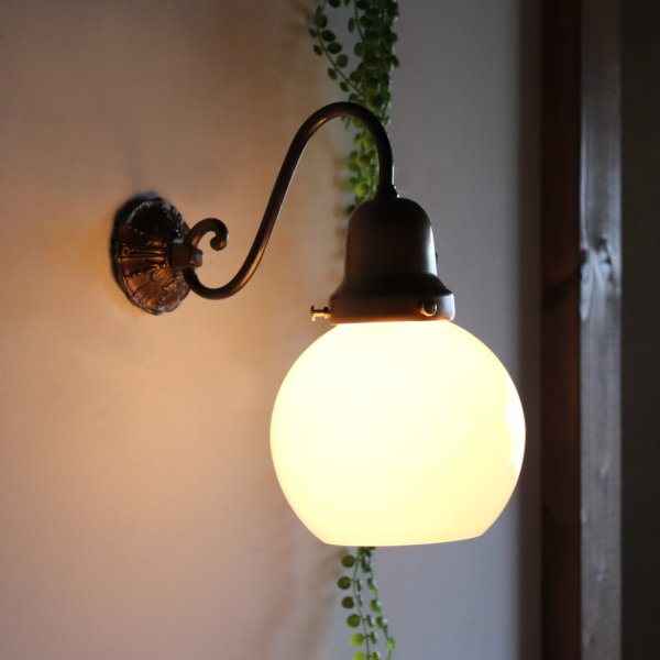 ヴィンテージミルクガラスブラケットライト｜コロニアル壁付け照明・真鍮古美仕上げ