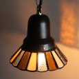 キャラメルカラーの花灯り｜ナチュラルインテリアに馴染むステンドグラスペンダントライト