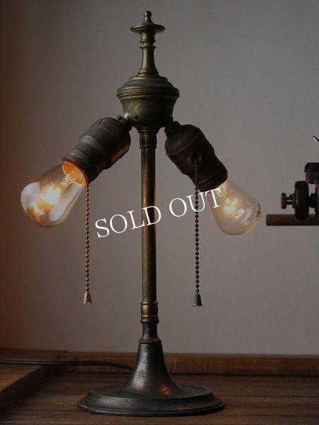 画像2: 工業系卓上照明｜インダストリアル角度調整付ダブルソケット２灯デスクライト｜USAアメリカンヴィンテージオフィス真鍮テーブルランプ (2)