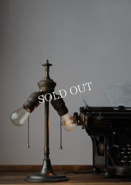 画像4: 工業系卓上照明｜インダストリアル角度調整付ダブルソケット２灯デスクライト｜USAアメリカンヴィンテージオフィス真鍮テーブルランプ (4)