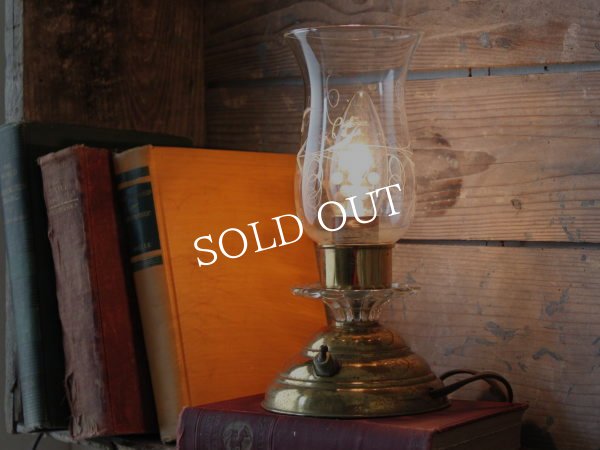 画像7: USAアメリカンヴィンテージ葡萄模様ガラスチムニー付真鍮テーブルライト｜卓上照明ハリケーンランプ (7)